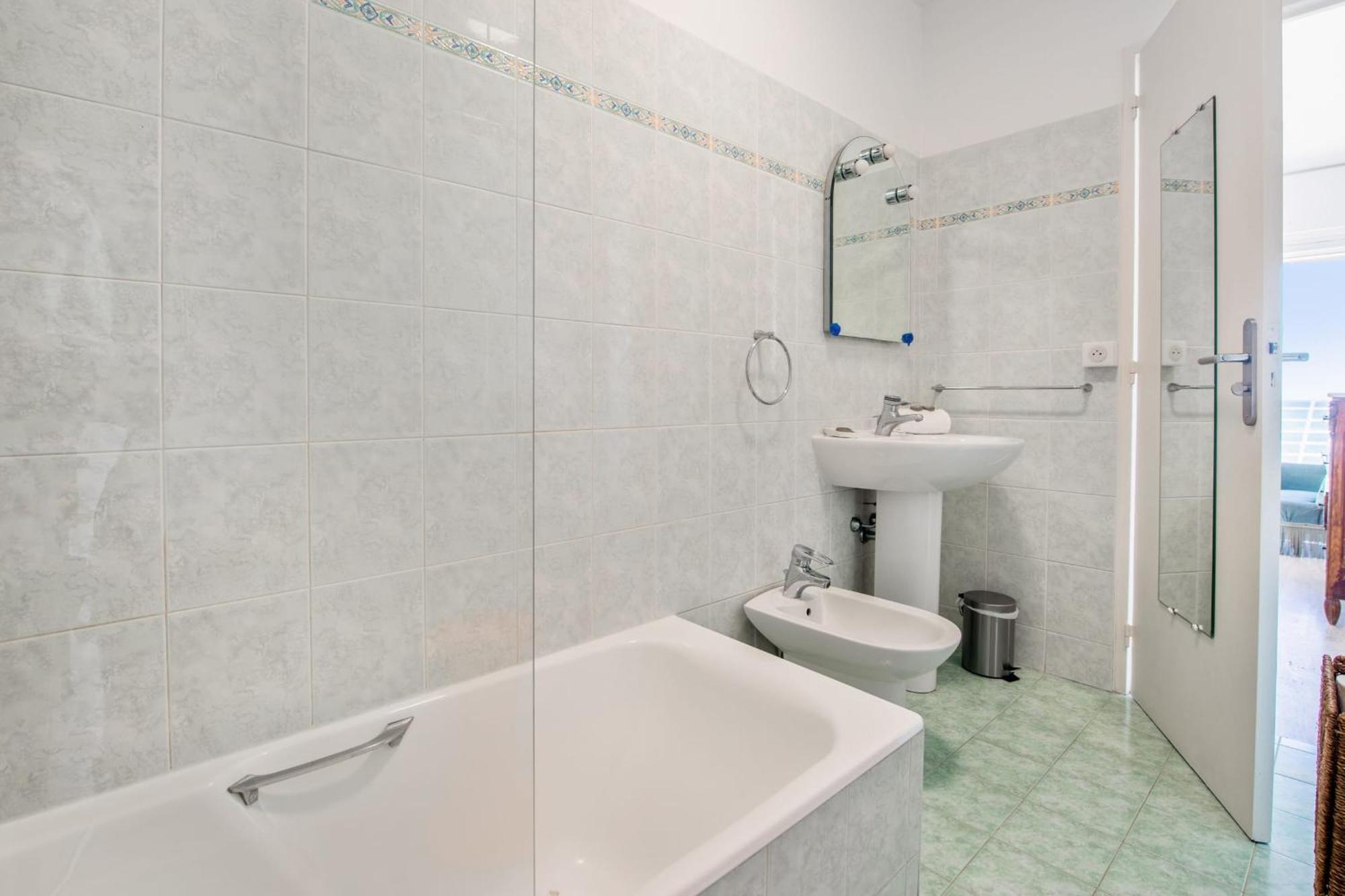 Le Balcon Sur La Baie - Welkeys Apartment Cagnes-sur-Mer Luaran gambar